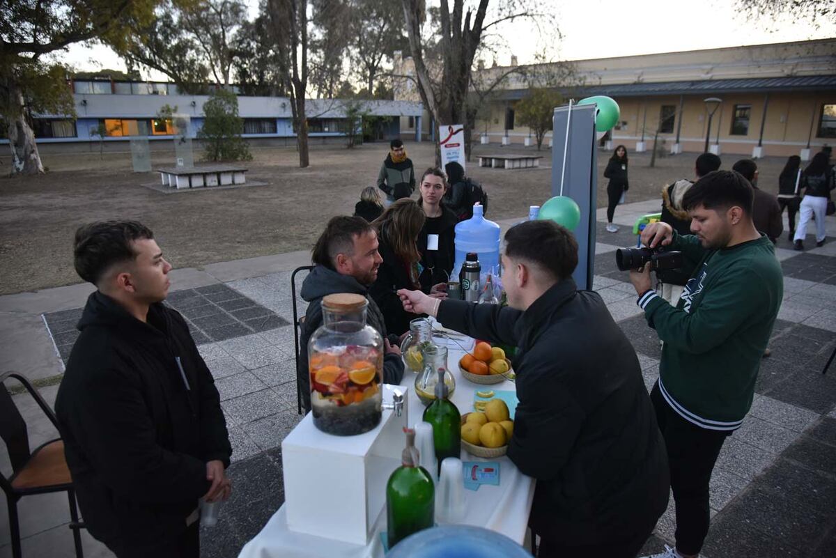 Evento. Stand de Sodería Latini, dónde se podía toma limonada o agua fresca de frutas. (Facundo Luque / La Voz)