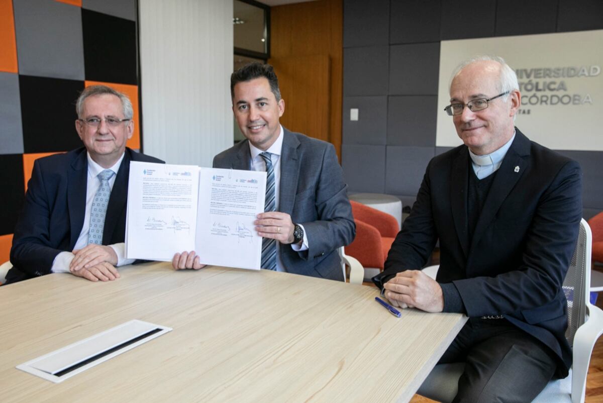 El vicegobernador Manuel Calvo y el titular de la Fundación Hanns Seidel, Klaus Binder, firmaron un convenio de colaboración en actividades de interés mutuo. (Foto: Comunicación Legislatura de Córdoba)