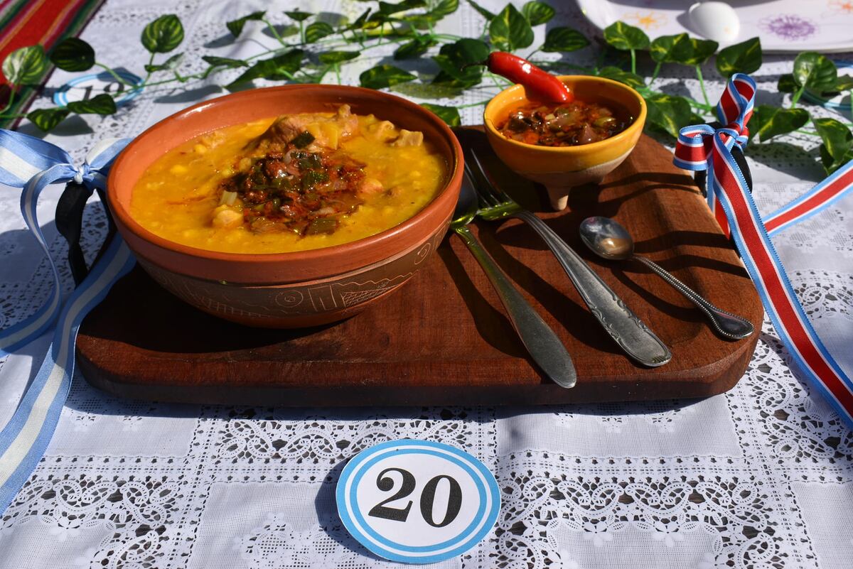 Asado con cuero y locro. Las especialidades en Sumampa.