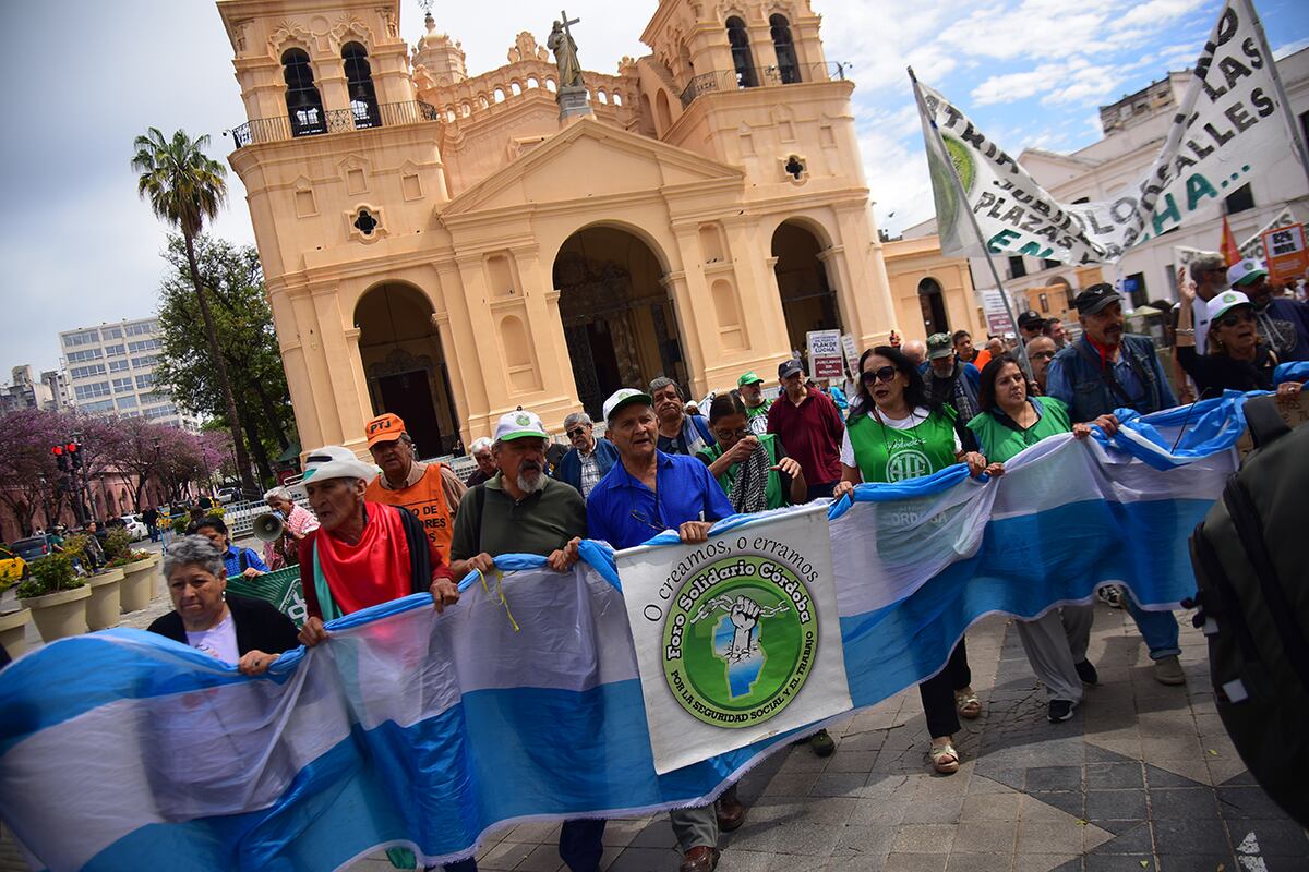 Protesta de jubilados en Plaza San Martín de la ciudad de Córdoba. (Pedro Castillo / La Voz / Archivo)