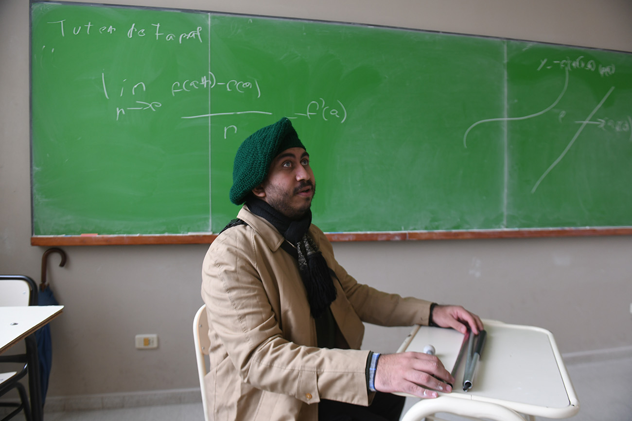 Nicolás perdió la visión, a los 12 años. Pero, mientras la luz de sus ojos se apagaron, otra más incandescente se prendió en su interior: estudiar para desafiar al destino. (Ramiro Pereyra/La Voz)