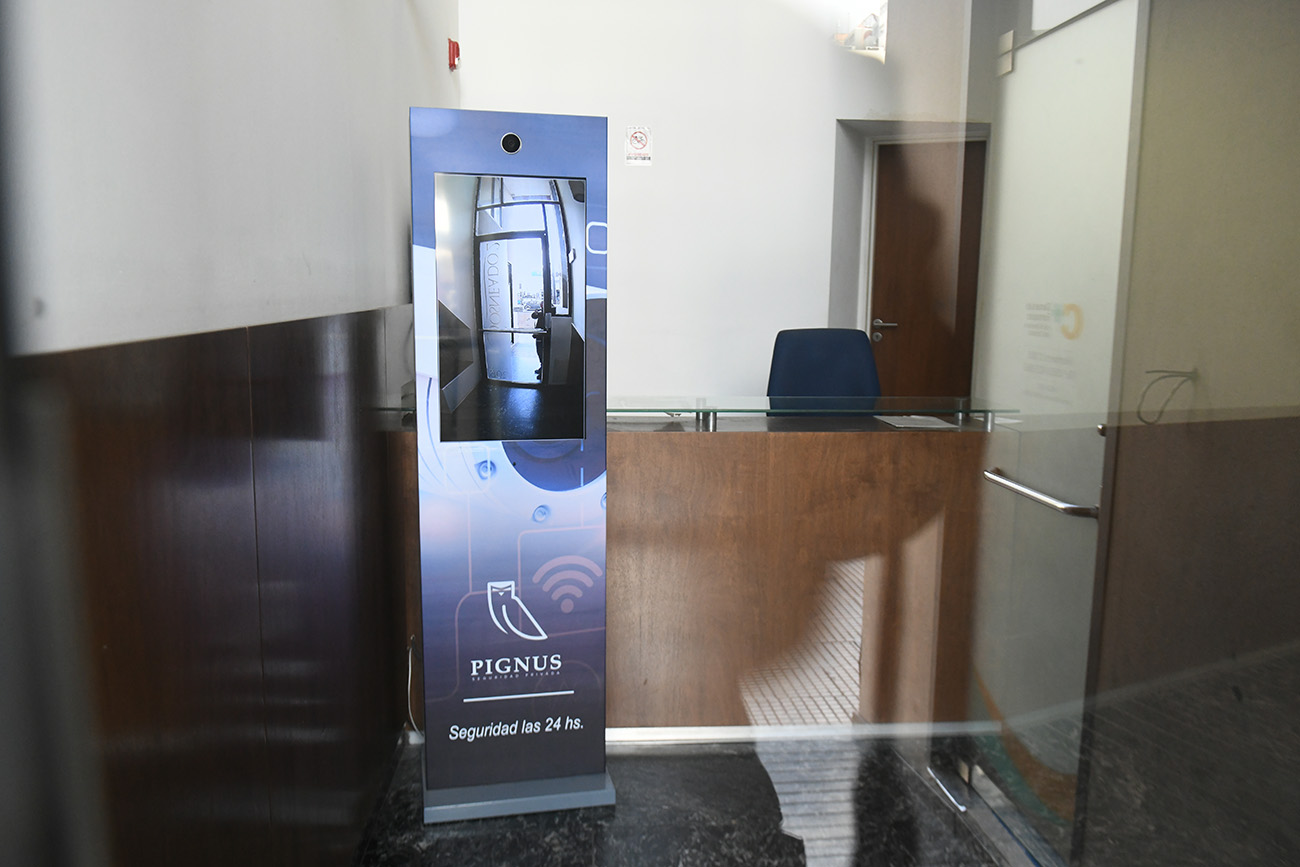 Tótem de vigilancia que está en el hall de un edificio sobre la avenida Humberto Primo. Ramiro Pereyra