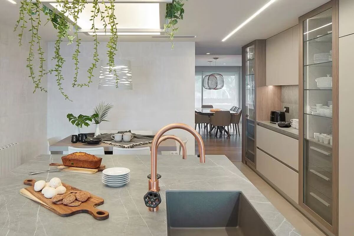 El solid surface permite crear piletas con formas distintas, sin juntas y con superficies lisas. Molins.