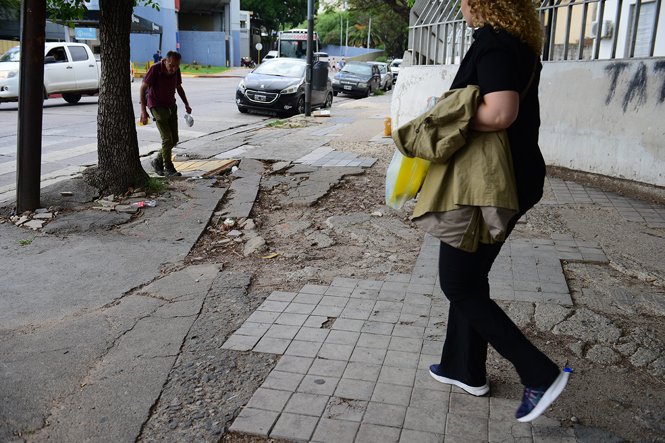 Veredas rotas en las proximidades de la Terminal de Córdoba
foto: José Hernández / La Voz