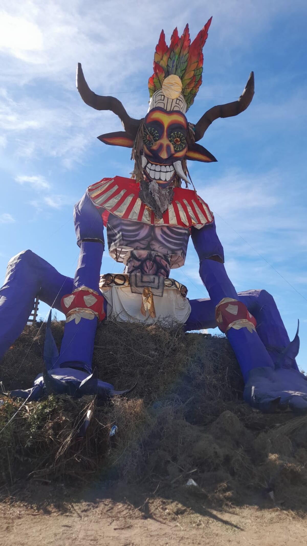 El diablo está listo para ir a la hoguera (La Voz).