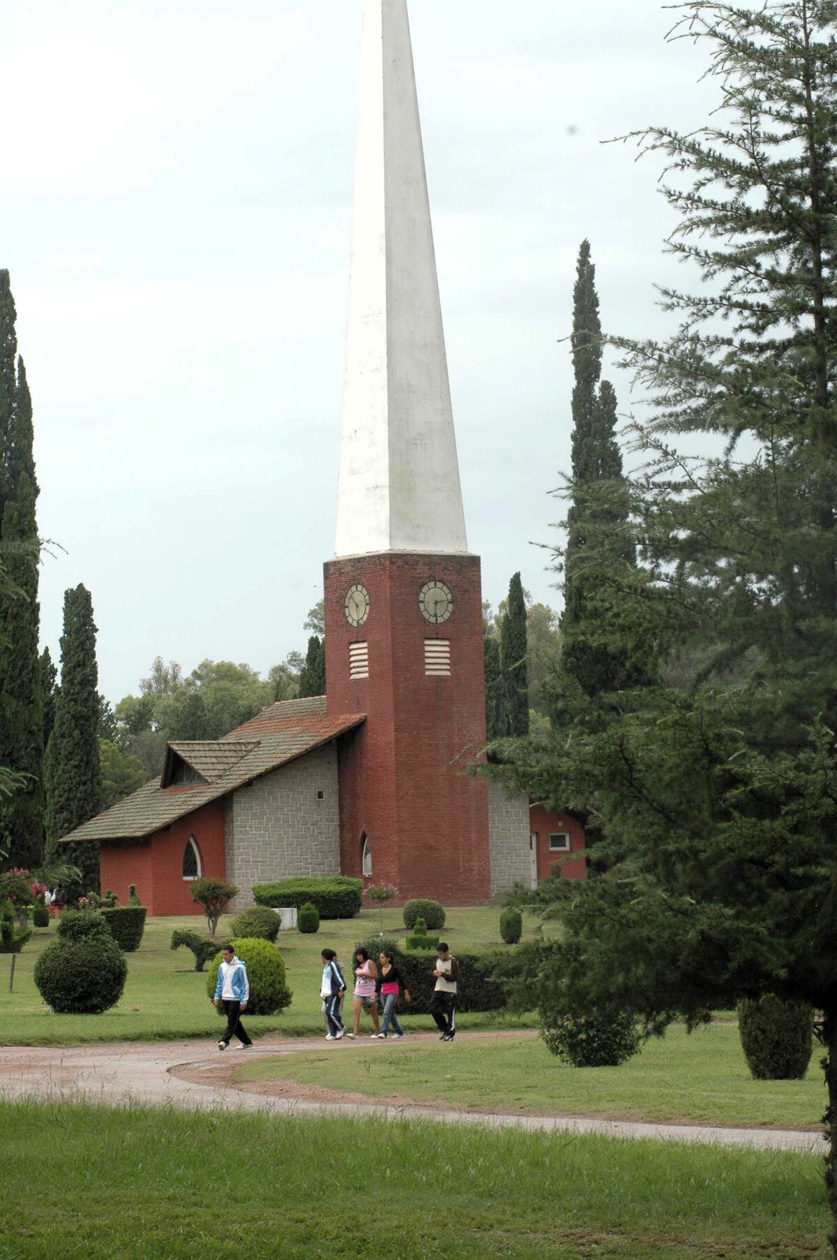 La capilla o hermita que forma parte del patrimonio en el arbolado predio del complejo estatal de turismo de Embalse (La Voz/ Archivo)