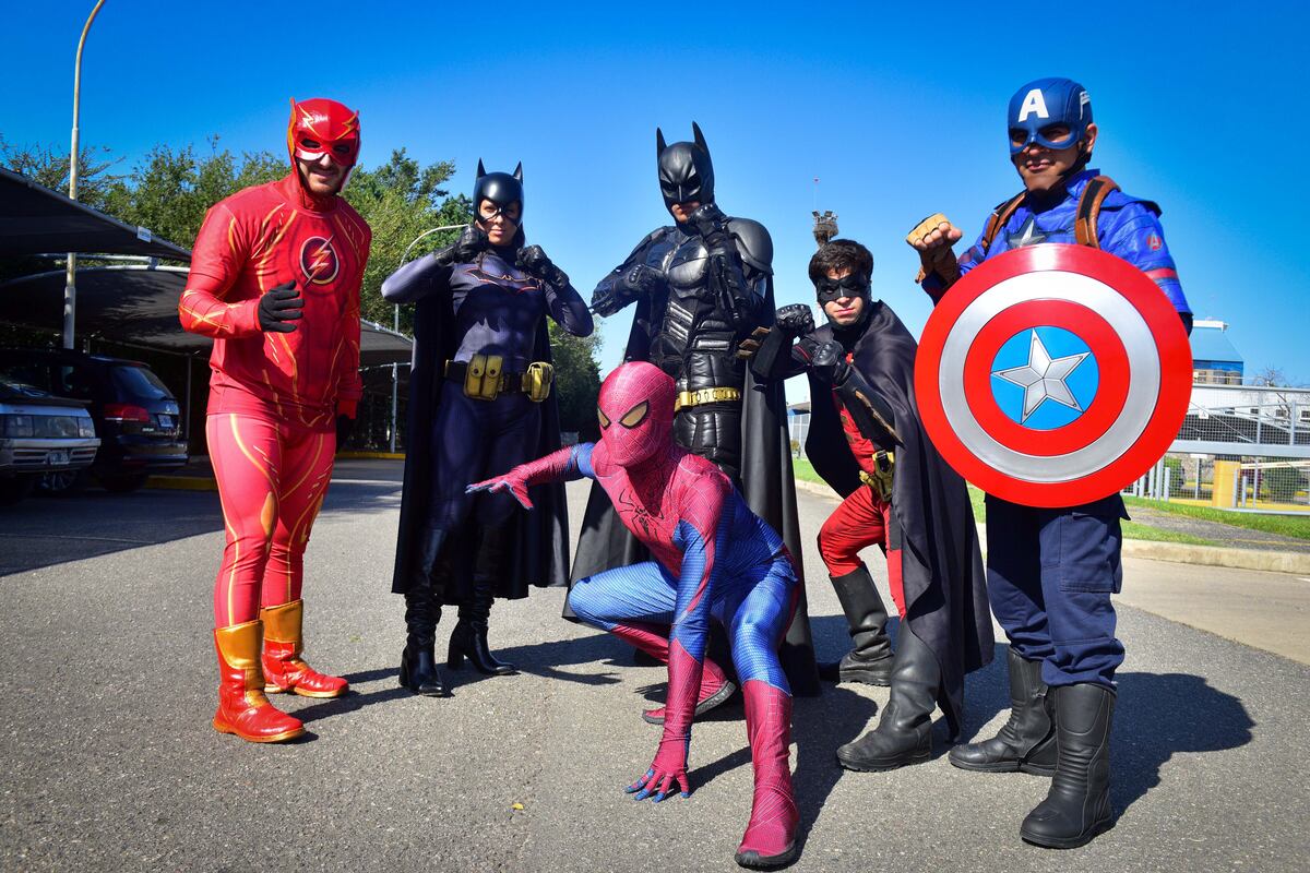 Batman y los superhéroes cordobeses de visita a la Redacción de La Voz para Historias Urbanas. (José Gabriel Hernández / La Voz)
