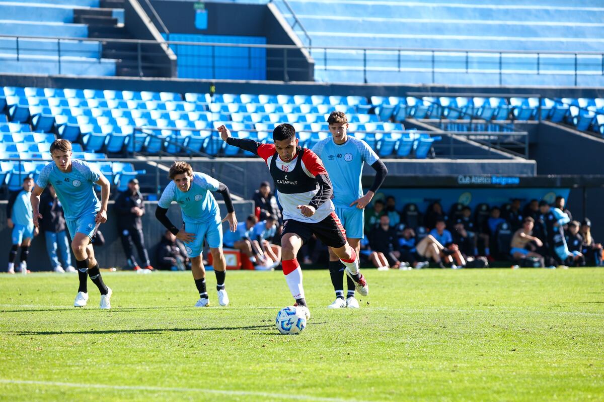 Jonás Acevedo de penal marcó uno de los goles de Instituto en el segundo amistoso (Prensa IACC).