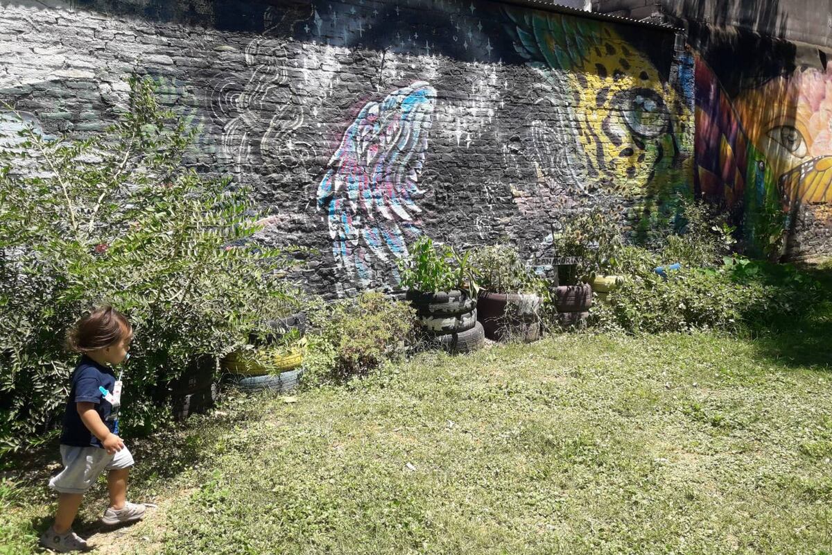 La huerta Colibrí en la plaza de barrio Juniors hecha en neumáticos. (Foto Colibrí)