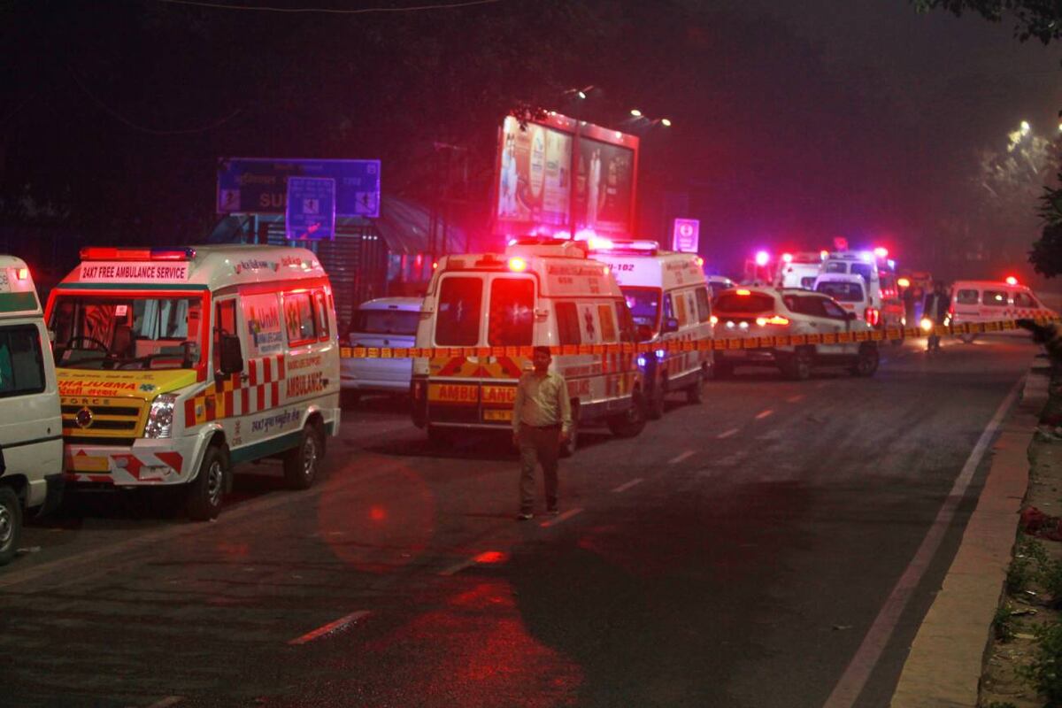 India. Ambulancias y servicios de emergencias en la zona donde explotó un auto en Nueva Delhi. (AP)