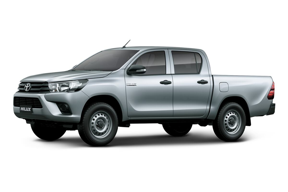 A diferencia de las Hilux más equipada, no cuenta con cromados en la parrilla ni faros antiniebla, y las luces principales son halógenas. Las llantas son de acero. Tampoco viene con barra antivuelco ni cobertor de caja.