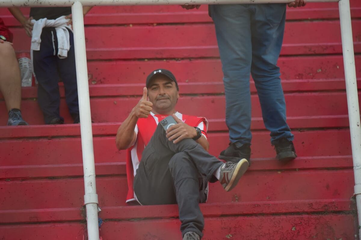 Copa Córdoba. Los hinchas de Instituto en el Monumental de Alta Córdoba, antes del partido con Talleres. (Javier Ferreyra / La Voz)