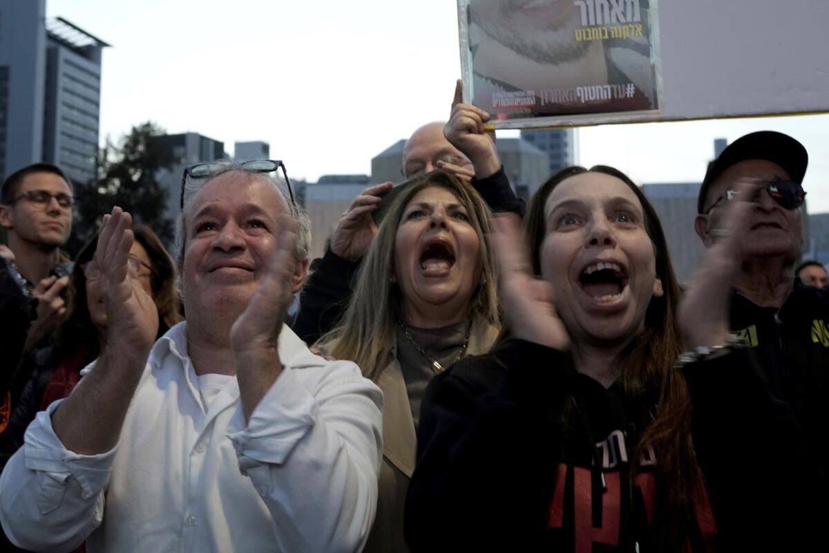 Familiares y amigos de personas asesinadas y secuestradas por Hamas y llevadas a Gaza reaccionan a la liberación de las primeras rehenes desde Tel Aviv (AP / Maya Alleruzzo)