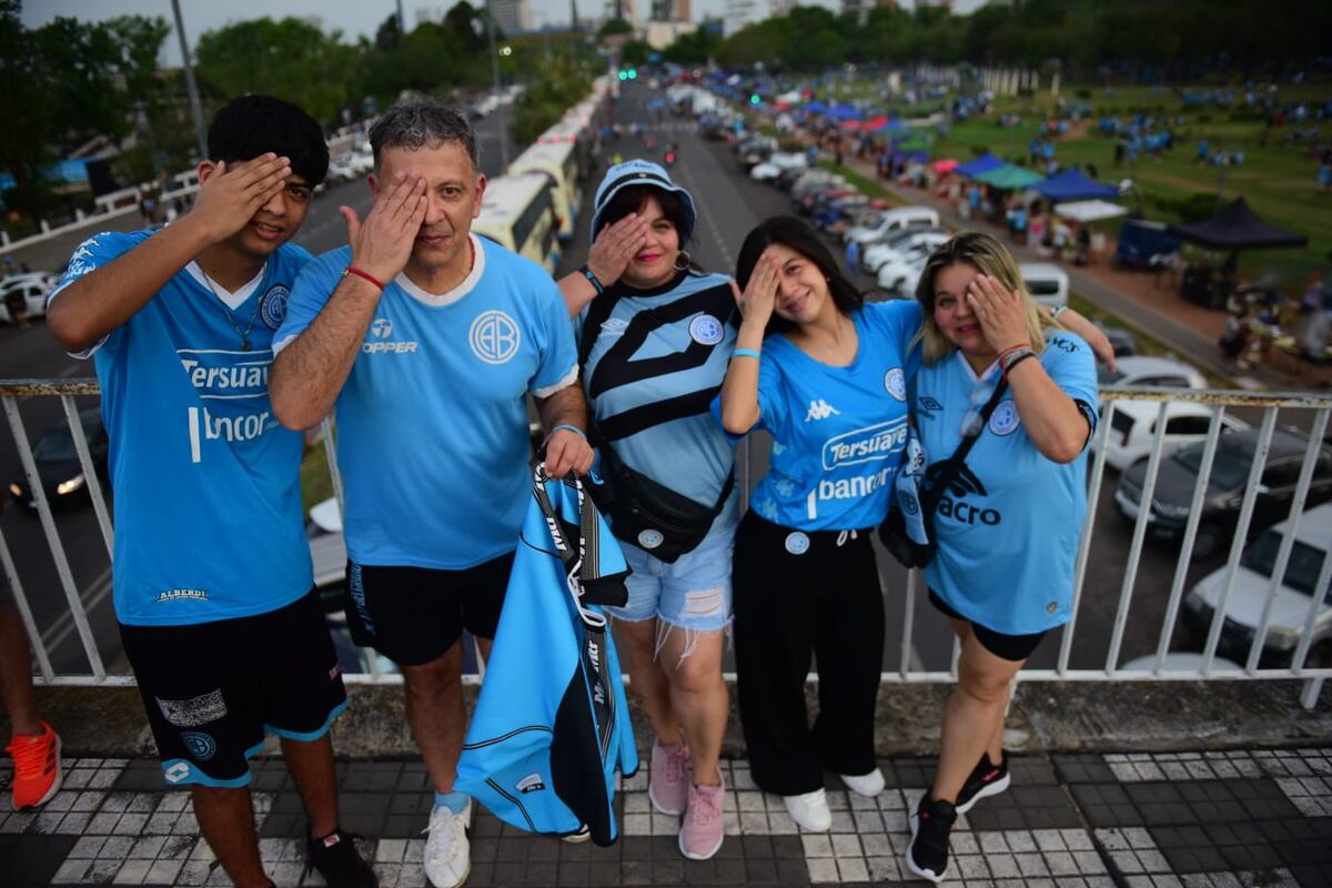 Belgrano: Los hinchas en la previa del partido frente a Argentinos Juniors por una de las semifinales de la Copa Argentina, en Rosario. (José Hernández / La Voz)
