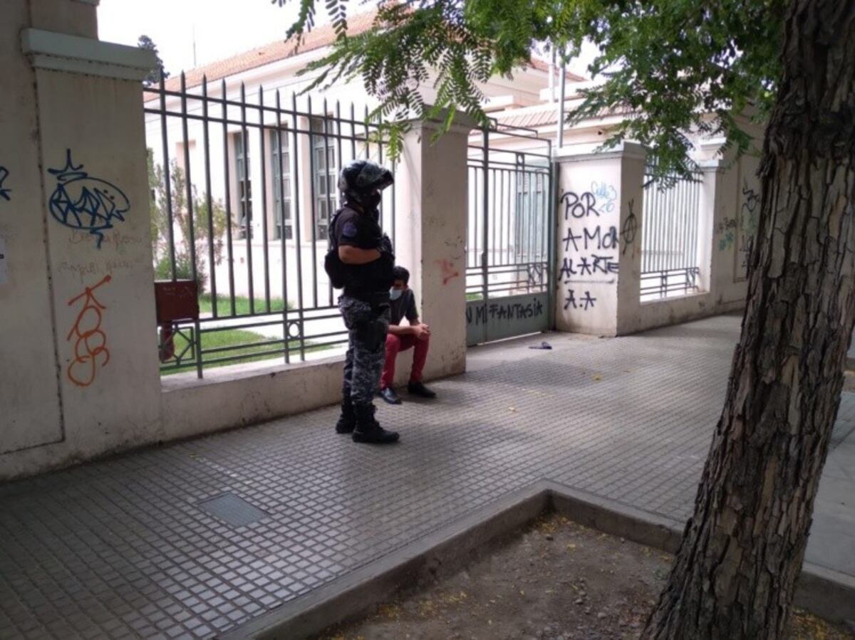 El hombre se puso la ropa cuando vio venir a los policías y simuló que no había pasado nada. (Diario de Cuyo)