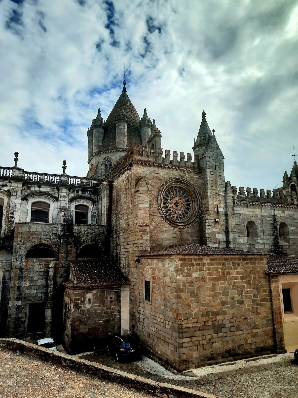 La catedral, construida entre los siglos XIII y XIV, es un ejemplo de la transición entre el románico y el gótico. Llamada la Sé de Évora, es la catedral medieval más grande de Portugal.