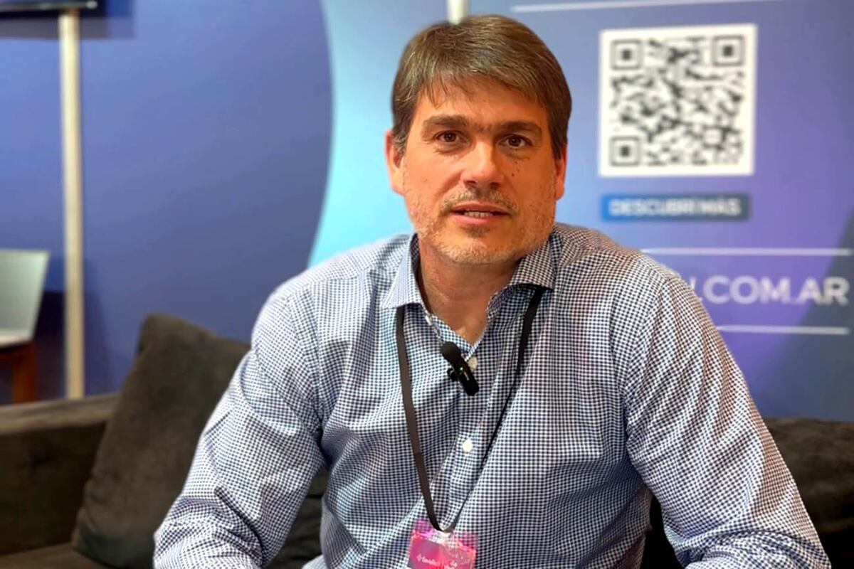 Mariano Osella, cofounder & CEO de SaviaTech, en el stand de la empresa en la Expo Parques Industriales Córdoba 2025.
