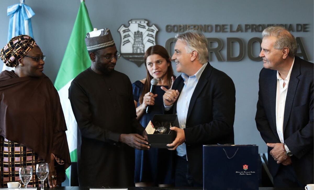 Llaryora con la delegación de Nigeria.