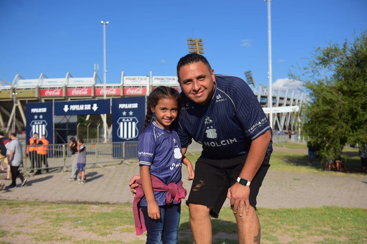 Talleres y sus hinchas en la previa del partido ante Gimnasia de Mendoza, por la fecha 5 del Torneo Apertura. (Nicolás Bravo / La Voz).