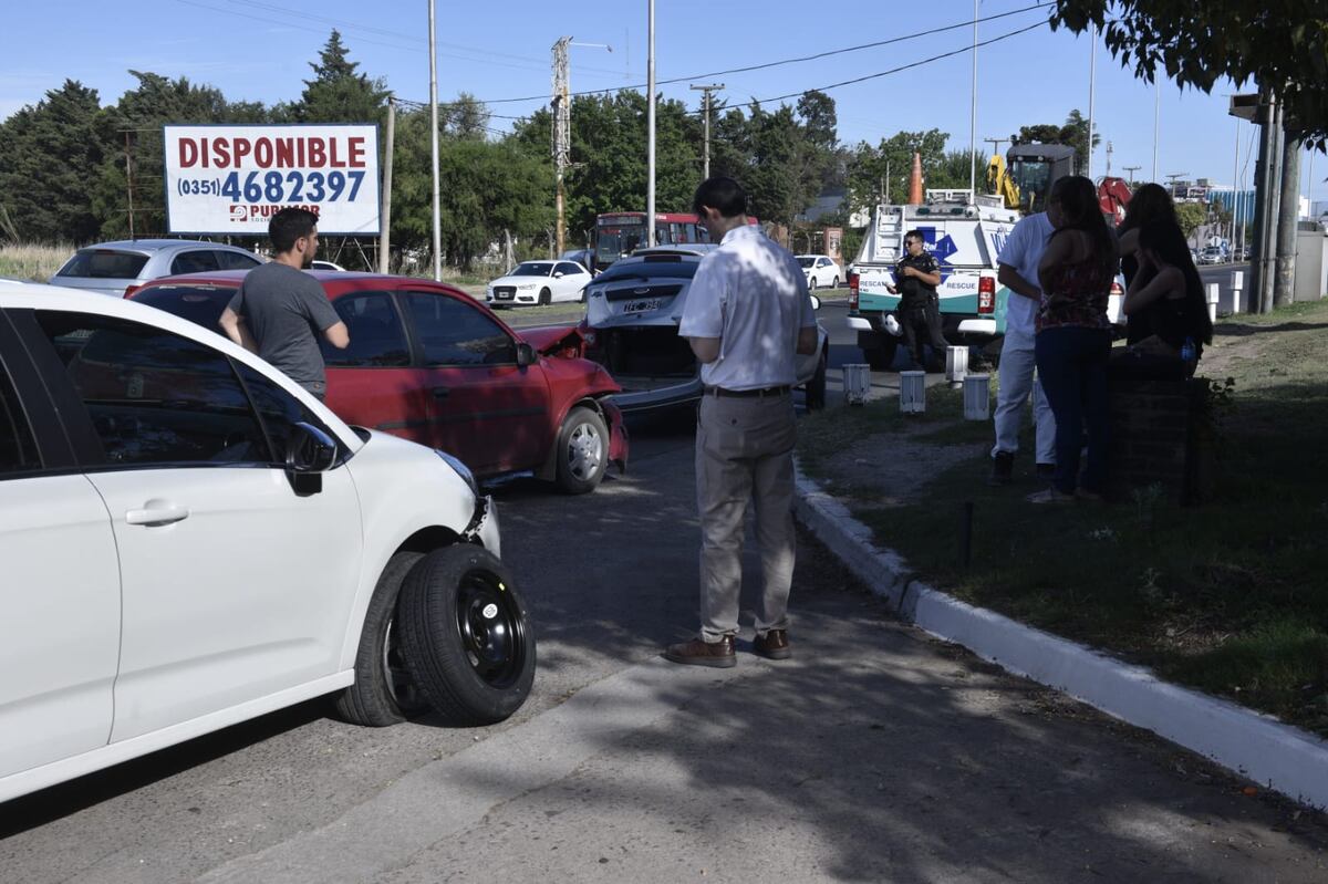 Siniestro vial en avenida La Voz del Interior al 5.500. (Ramiro Pereyra/La Voz)