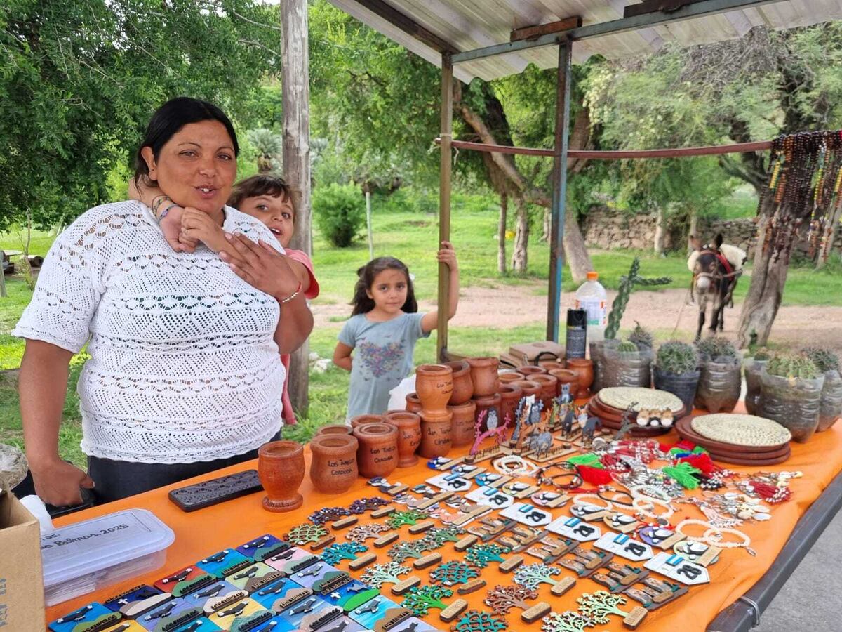 Laura Vega tiene su puesto en la Capilla de las Palmas.