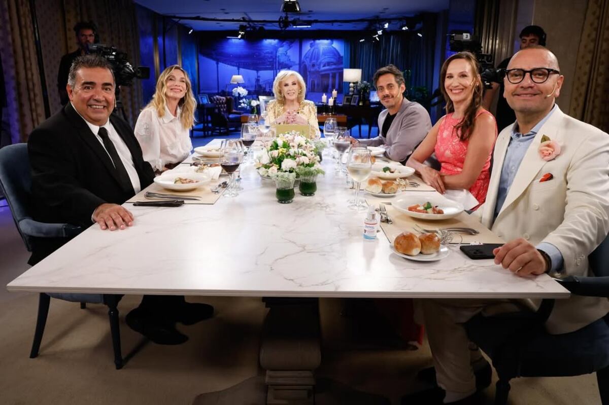 Diego Pérez, Gloria Carrá, Rada Aristarán, Malena Solda y Fabián Medina Flores junto a Mirtha Legrand.