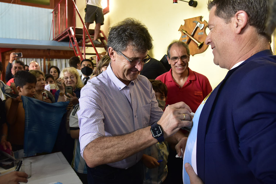 Caravana en homenaje a Mario Alberto Kempes en Bell Ville