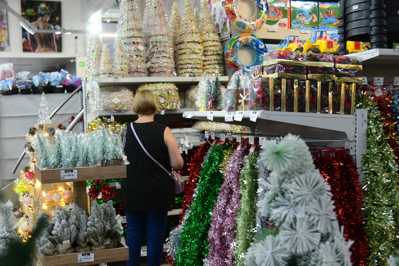 Cuánto cuesta armar el arbolito, productos navideños . rio shop Ramiro Pereyra /LVI