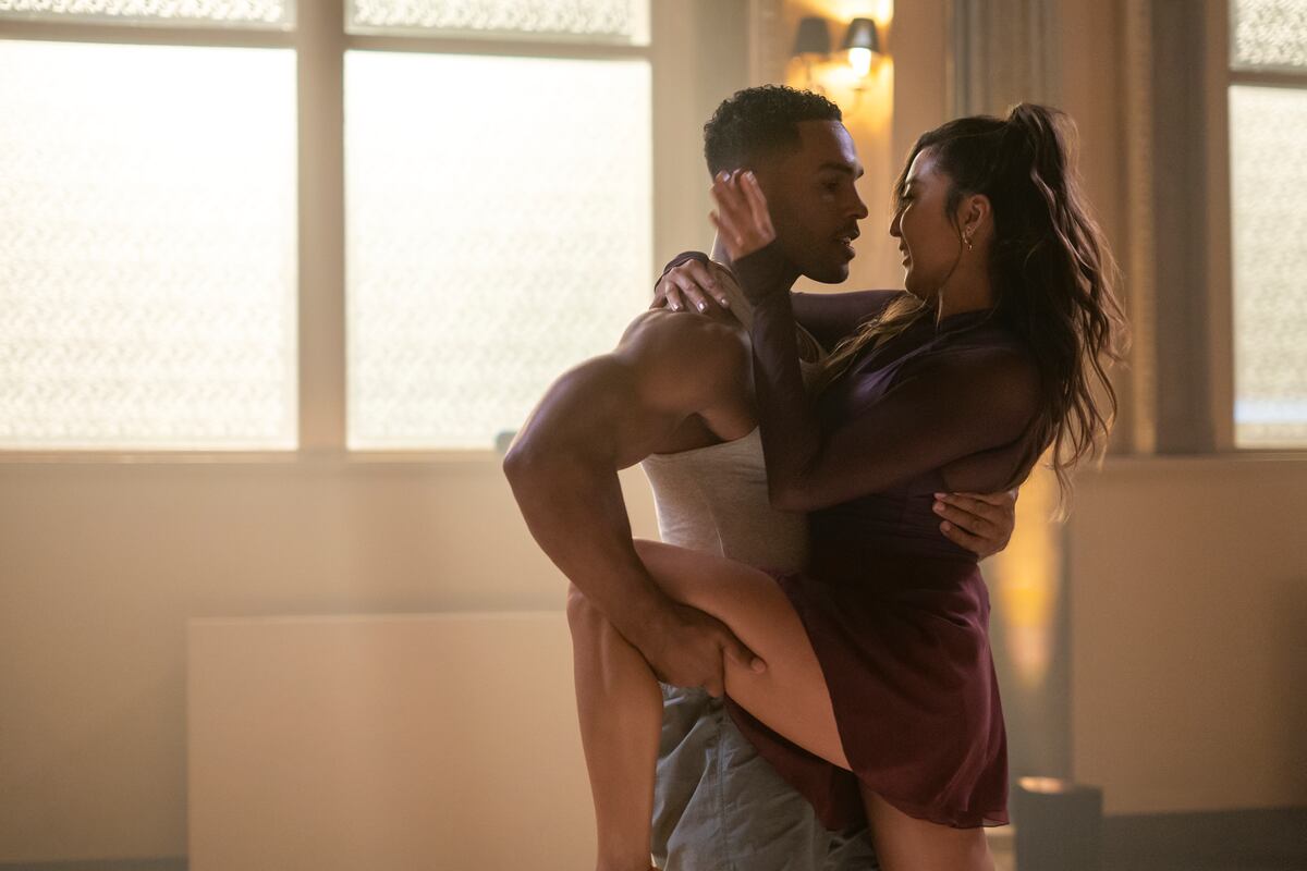 Emily in Paris. (L to R) Lucien Laviscount como Alfie, Ashley Park como Mindy en Emily in Paris. Cr. Caroline Dubois/Netflix © 2025