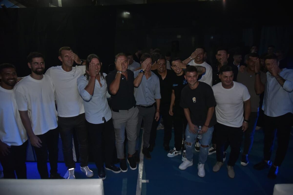 Jugadores del plantel actual y exglorias del Pirata, presentes en la celebración de los 120 años de Belgrano. (Facundo Luque / La Voz)