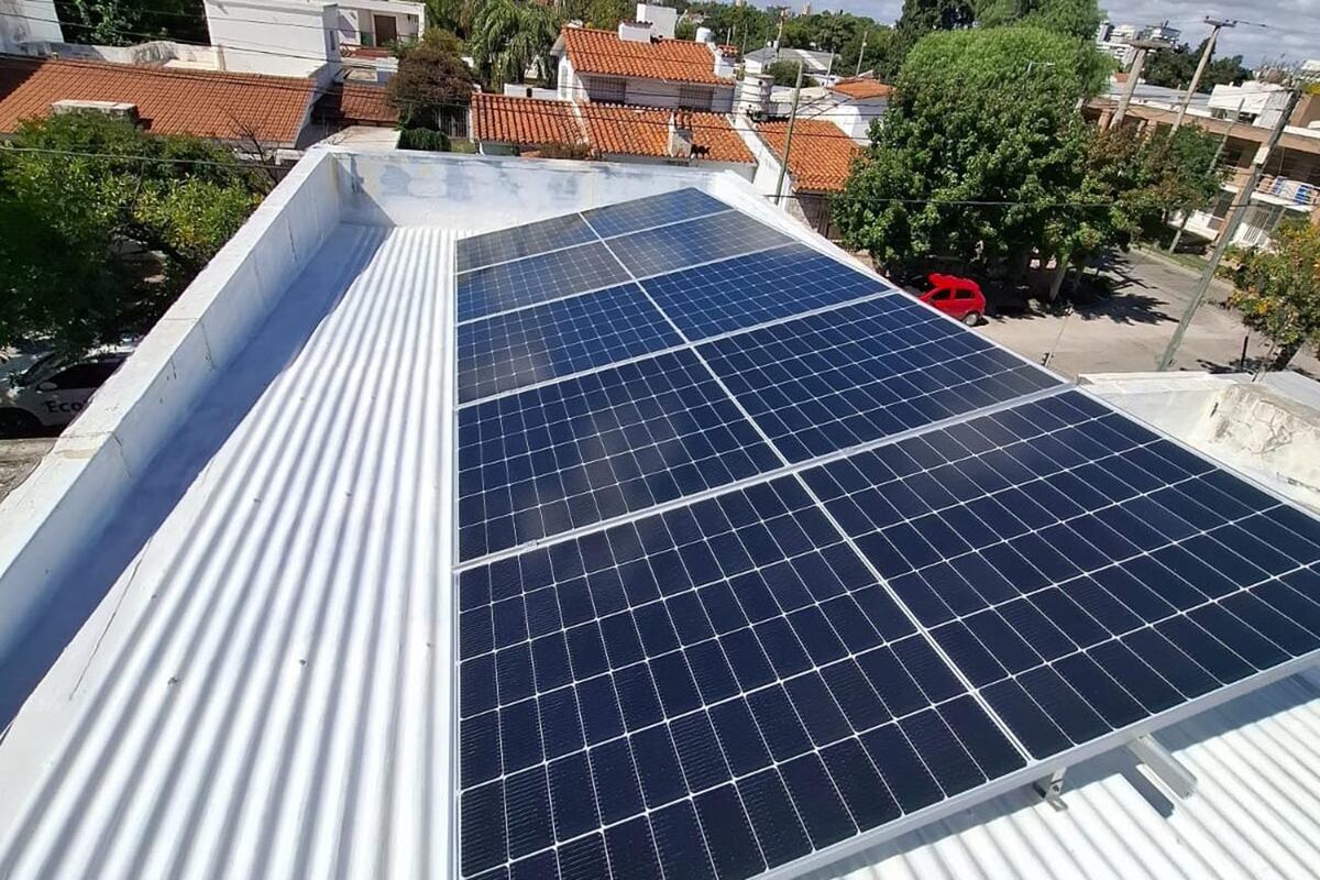 Generar la propia electricidad da más autonomía al hogar, por no depender de la red eléctrica tradicional.