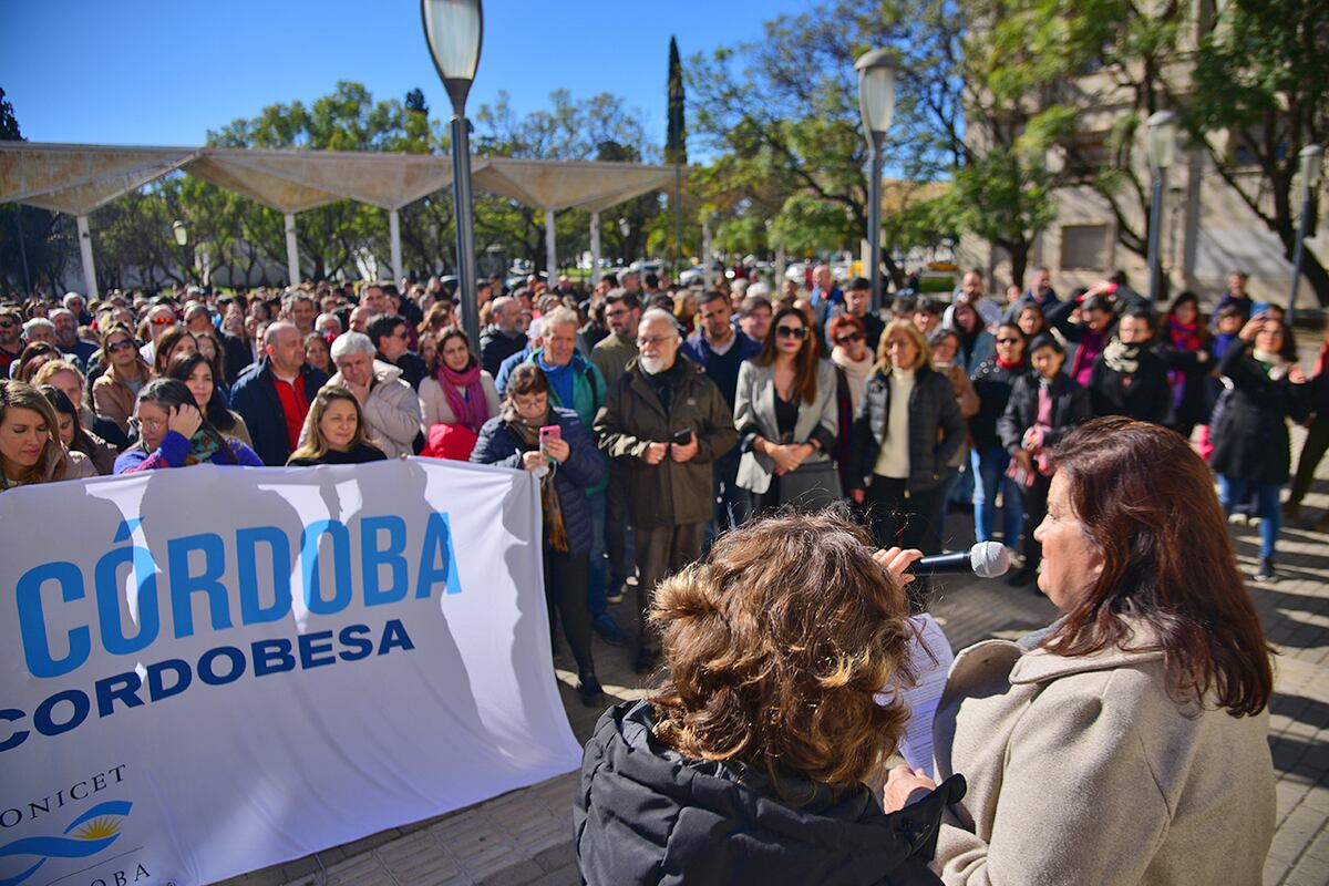 La lectura del documento del Conicet contra el Gobierno nacional. (Pedro Castillo / La Voz)