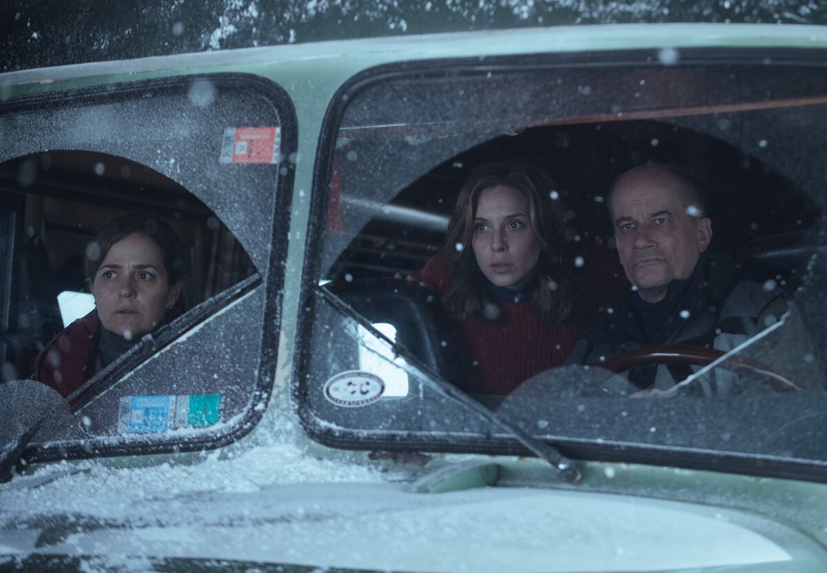 Subiotto junto a Andrea Pietra (Ana) y Carla Peterson (Elena) en una escena de "El Eternauta". (Gentileza Marcos Ludevid / Netflix).