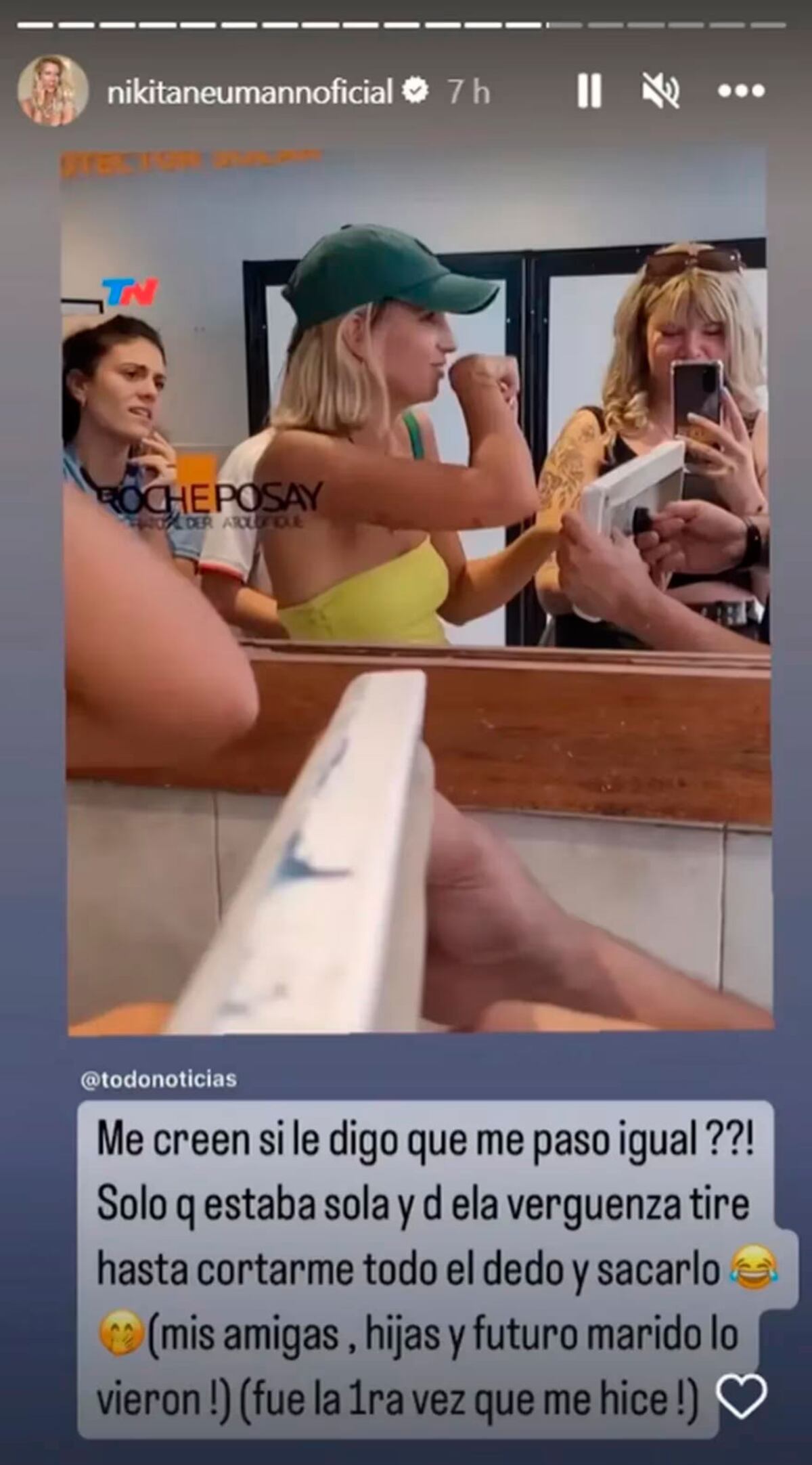 La modelo contó lo que le pasó en un baño con sus uñas nuevas (Captura de pantalla).