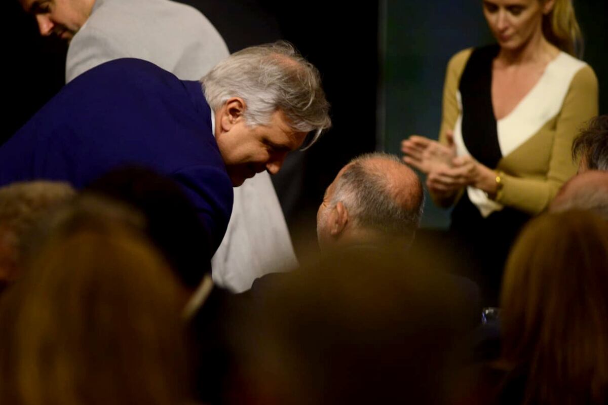 Saludo. Martín Llaryora y Luis Juez, cuando se saludaron en el acto de inauguración de la nueva sede de la Bolsa de Comercio de Córdoba. (José Gabriel Hernández / Archivo)