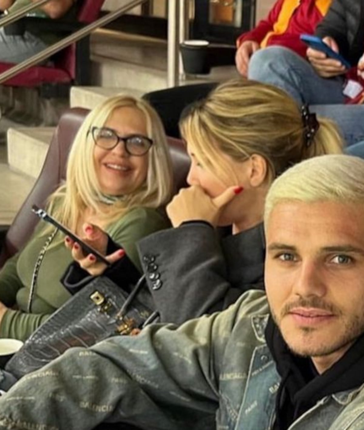 Mauro Icardi y Wanda Nara, juntos en un estadio.