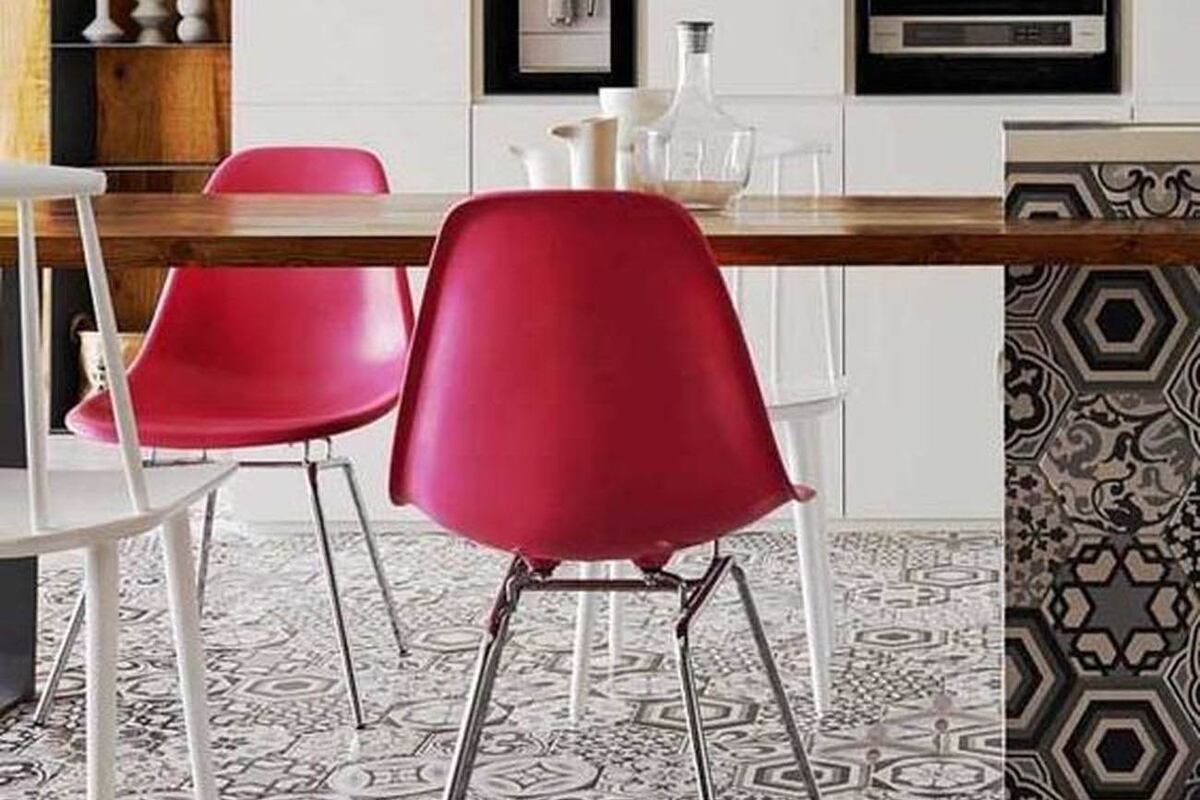 Los cerámicos decorados combinan con el magenta de las sillas que vienen a romper la geometría a través de la potencia del color. Recomendamos: Cerámico Alberdi Marrakech Negro 37.5x75 y Cerámico Alberdi Cervantes Gris 46x46. Foto: Pinterest.