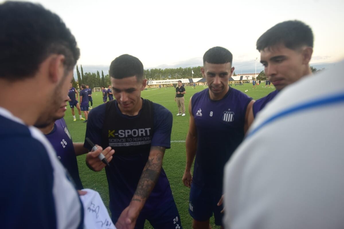Talleres: el entrenamiento abierto reforzó el vínculo entre el plantel y su gente, en una tarde marcada por el viento y el aliento constante. (Javier Ferreyra / La Voz)