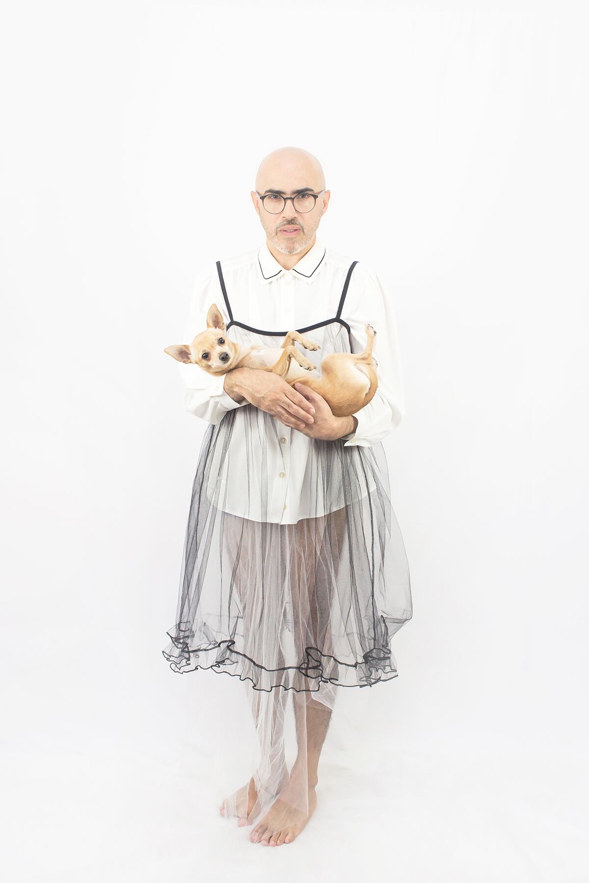 Dani Umpi, haciéndole upa a su perrito. El performer uruguayo siempre se consideró un militante del colectivo LGBTIQ+ (Gentileza Pablo Gómez Samalea).