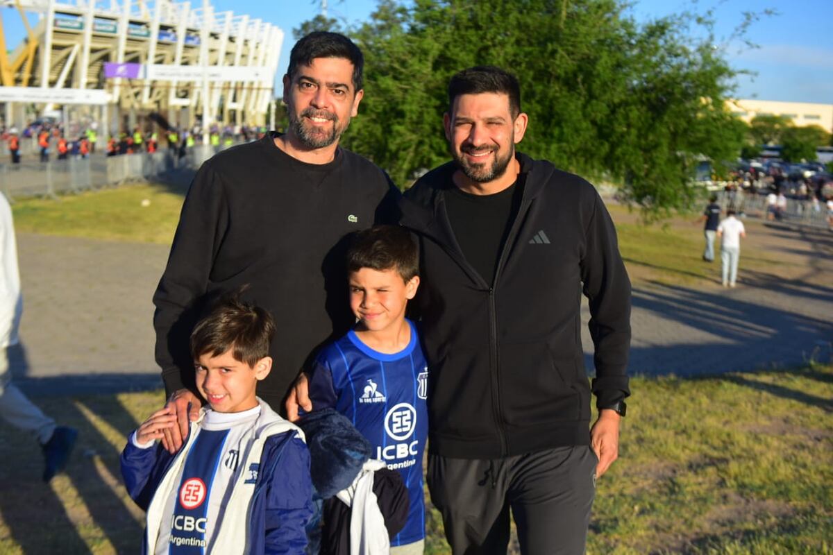 Cara e' cancha: los hinchas de Talleres antes del partido con River. (Nicolás Bravo / La Voz)
