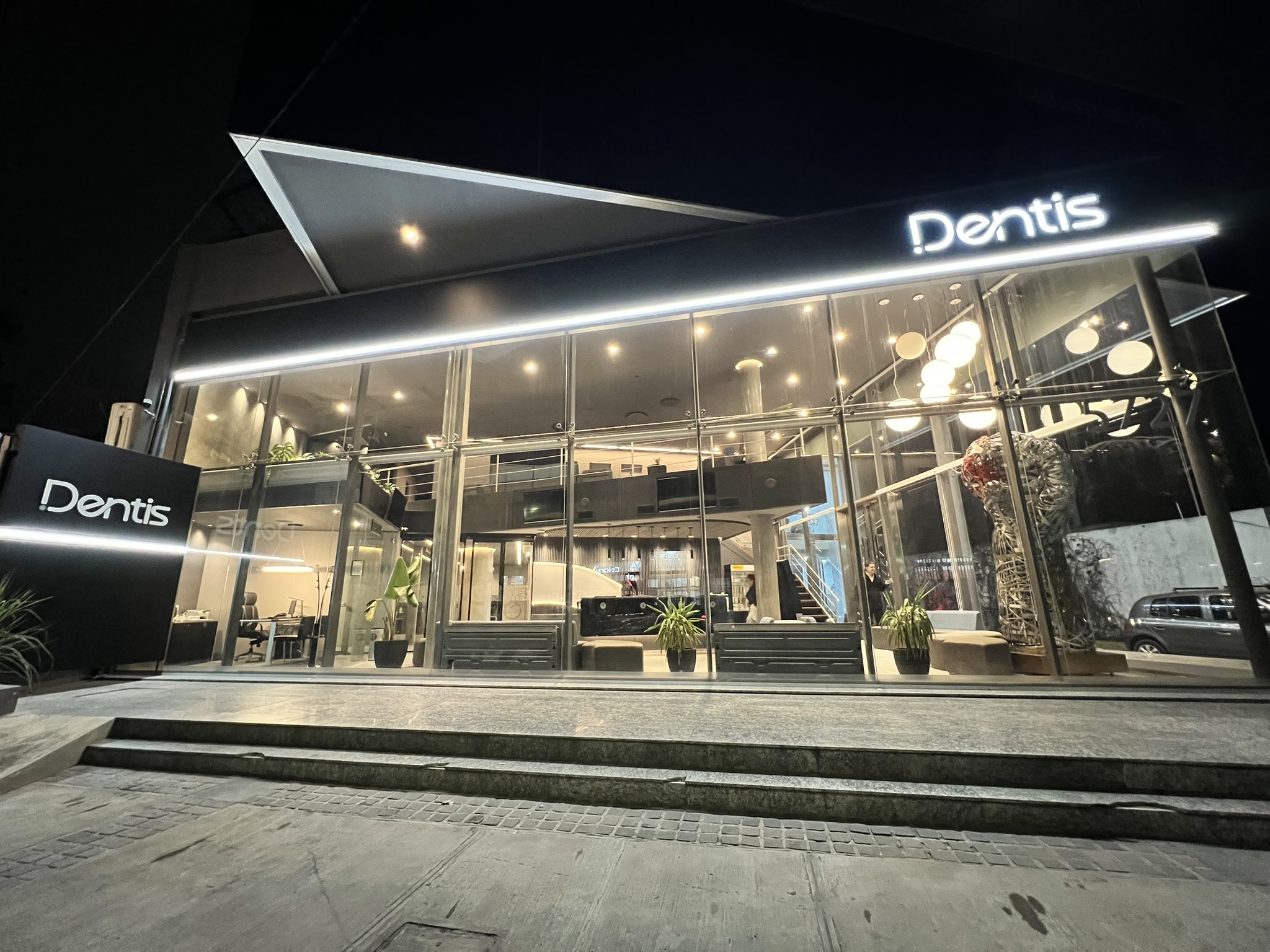 Centro Dentis Zona Norte, ubicado en Recta Martinolli 5727.