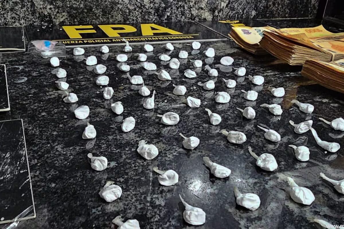 Una pareja fue detenida por narcotráfico tras intentar ocultar 168 dosis de cocaína. (MPF)