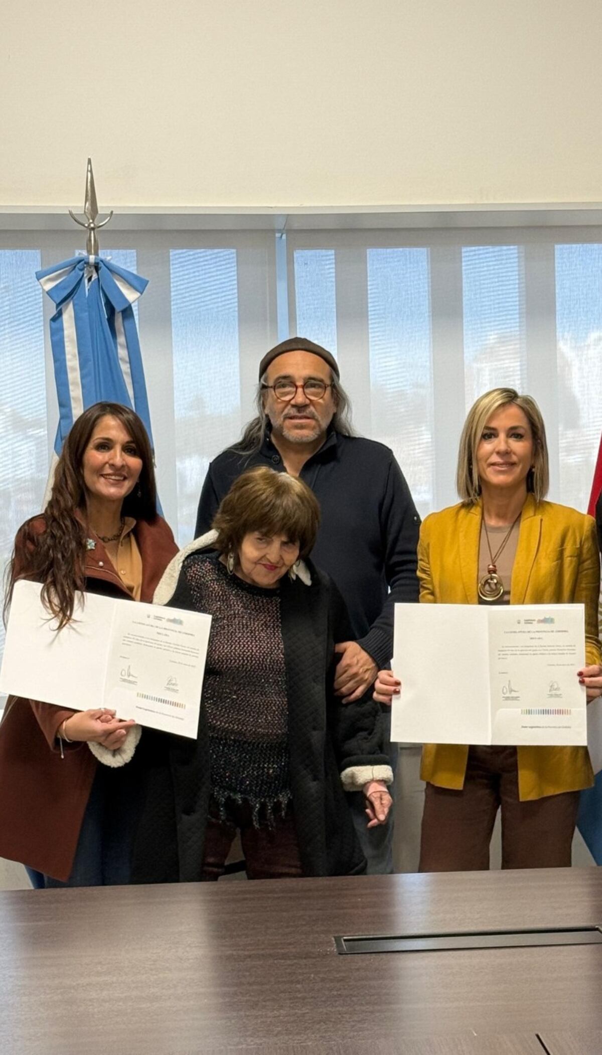 Nury Taborda y Minino Garay con las legisladoras Nancy Almada (Comisión de Cultura) y Alejandra Ferrero. (Gentileza)