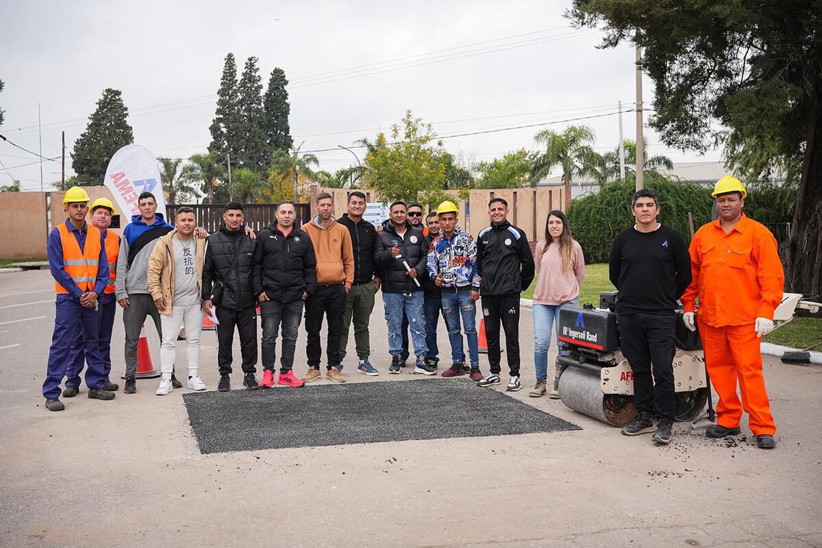 El programa de bacheo con bioasfalto apunta a la innovación tecnológica, a la formación de mano de obra y a la generación de empleo.