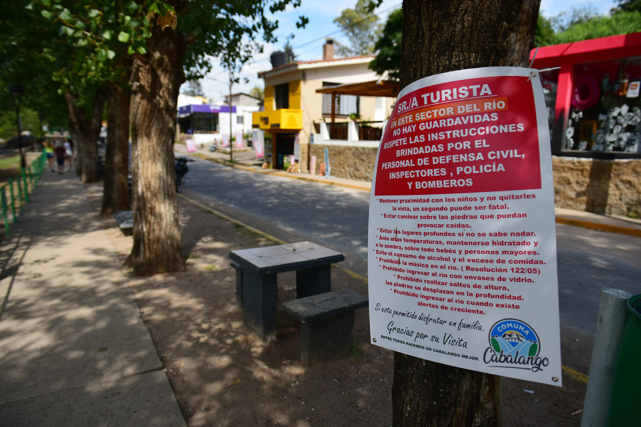 Tras la muerte de Saldaña, la Comuna puso cartelería con advertencias a los turistas sobre el margen del río. (Nicolás Bravo / La Voz)