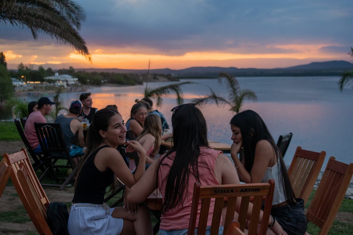 Almafuerte. Paradores en el lago Piedras Moras. (Municipalidad)