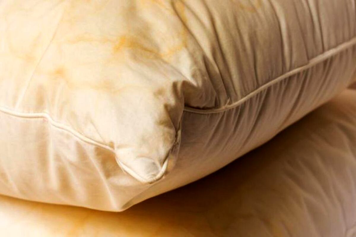 Las manchas amarillas en la almohada son una señal de advertencia: cómo blanquearlas. (Freepik)