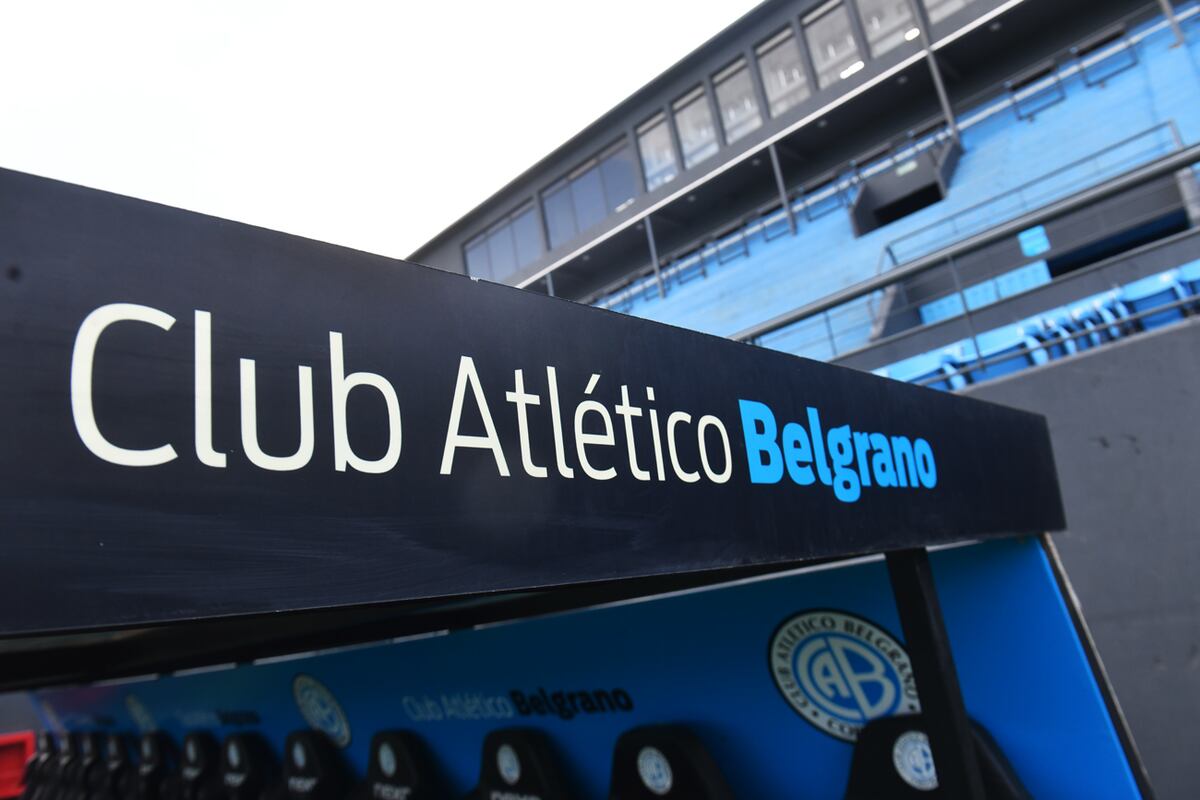 Recorrido fotográfico por todas las obras que se llevan a cabo en el estadio Julio César Villagra, de barrio Alberdi. Desde la extensión de la tribuna Cuellar hasta la remodelación de las oficinas, los vestuarios y cómo está quedando la cancha de básquet. Fotografías de Javier Ferreyra.