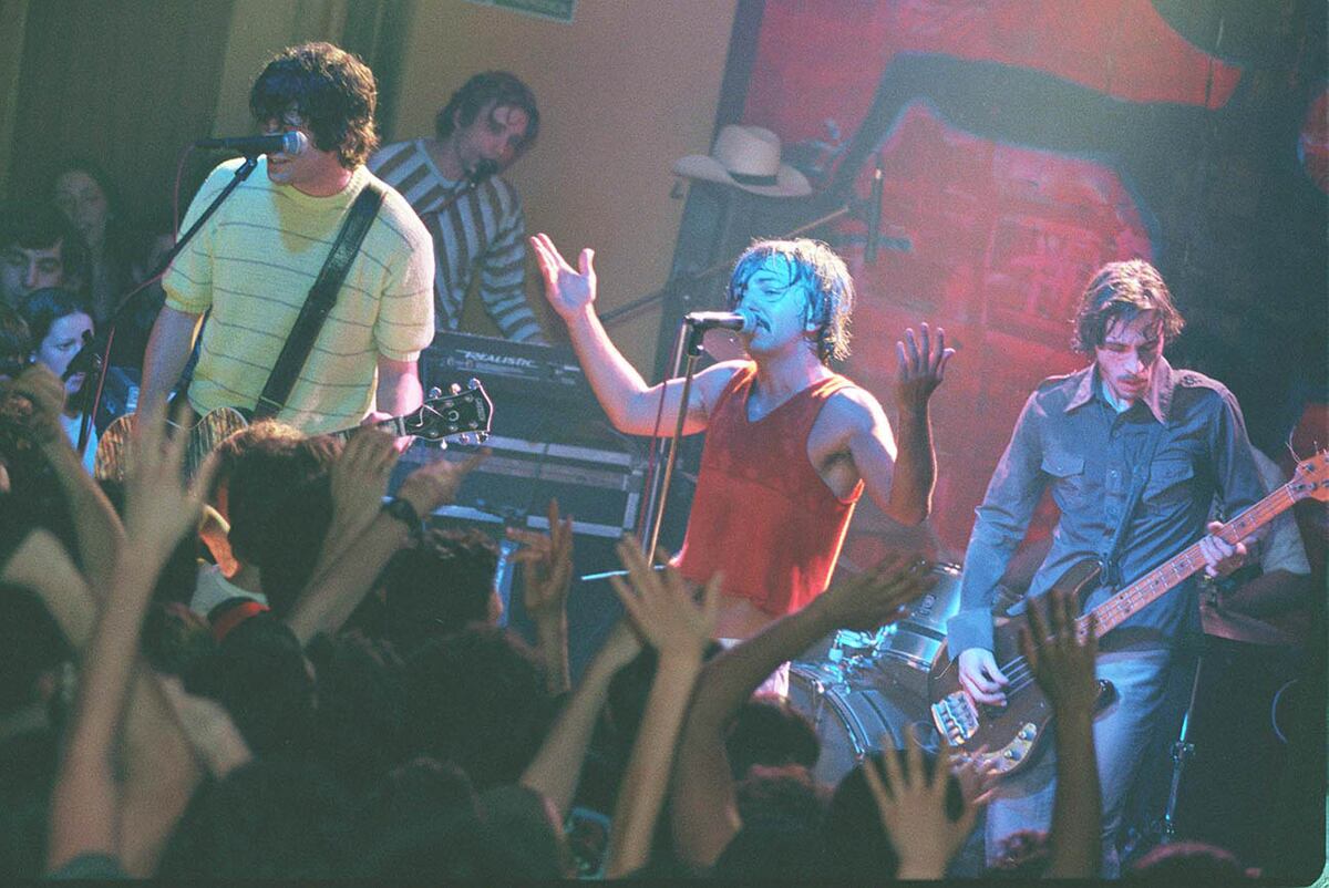 30 años de Babasonicos. En 1999, Babasónicos todavía no había llegado a las principales salas de la ciudad. Aquí en un show en el desaparecido El Mariscal. (Archivo La Voz).