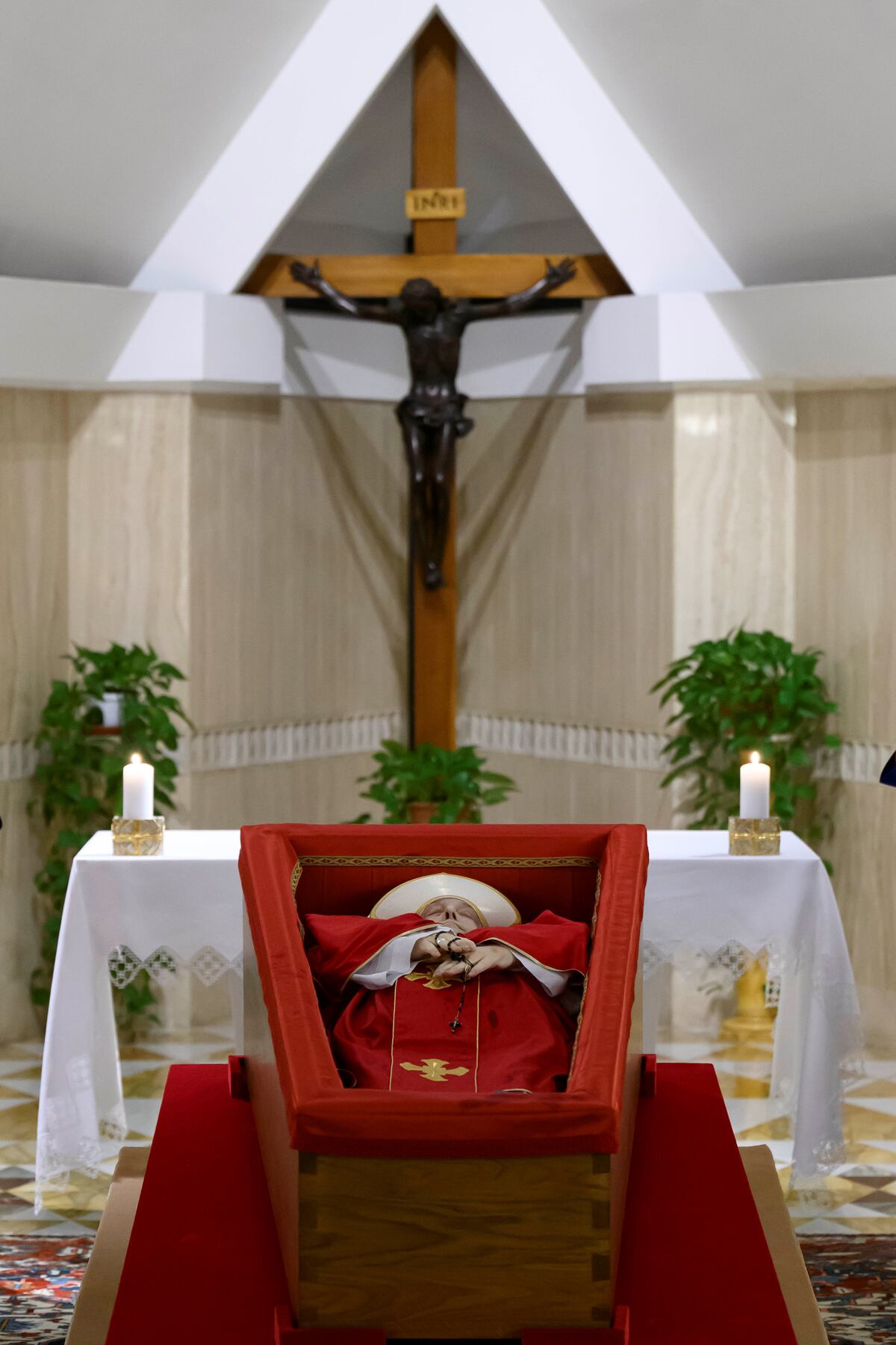 Difunden las primeras imágenes del papa Francisco en su velatorio en el Vaticano. (AP)